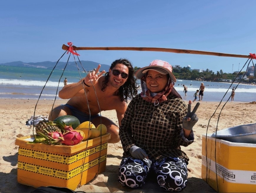 Chủ kênh Local Lou và người bán hoa quả ở Nha Trang. Ảnh: Internet