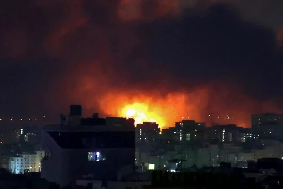 Khói và lửa bốc lên từ hiện trường vụ không kích tại sân bay quốc tế Mehrabad ở Tehran hôm 7/3. sb.jpg