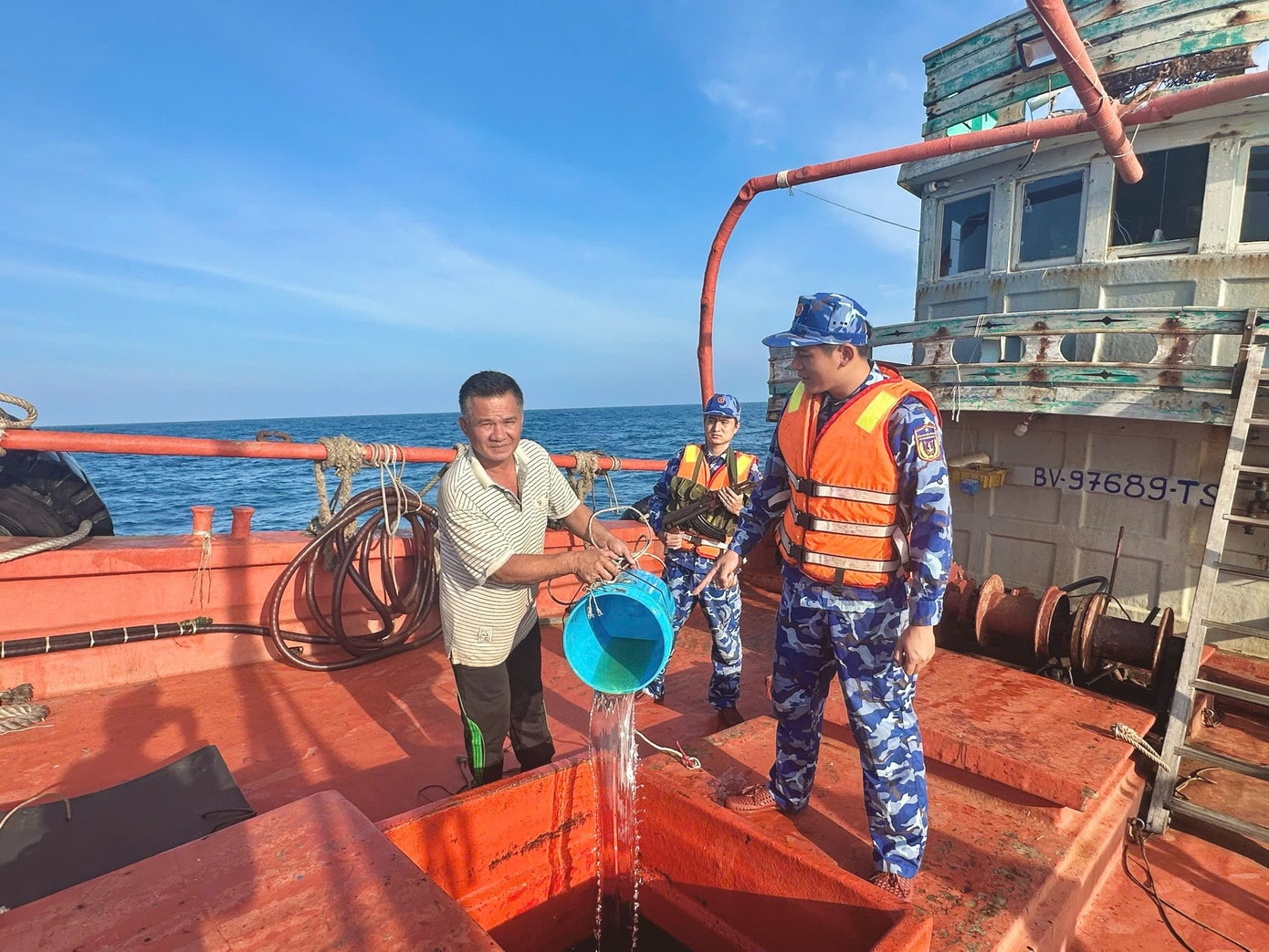 Cảnh sát biển kiểm tra tàu cá BV-98768-TS anh-2.jpg