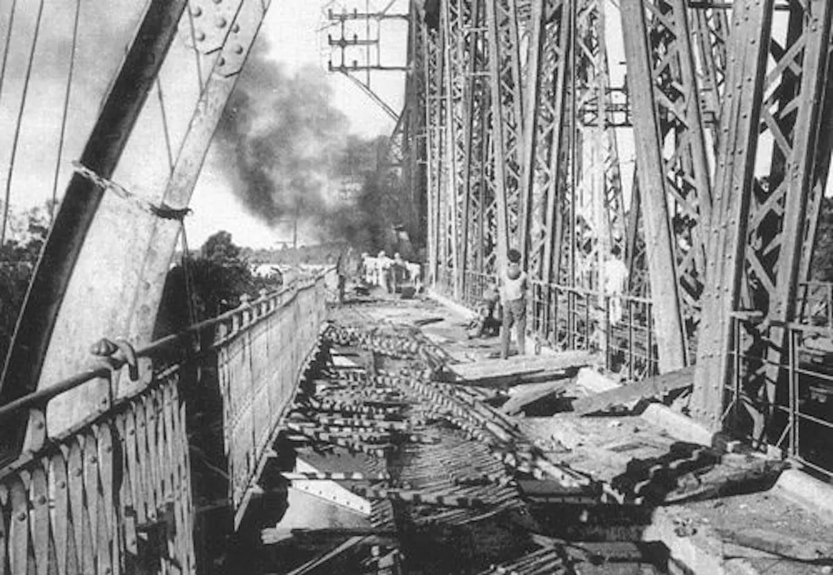 Cầu Long Biên sau khi bị đánh bom vào tháng 8:1967. Ảnh