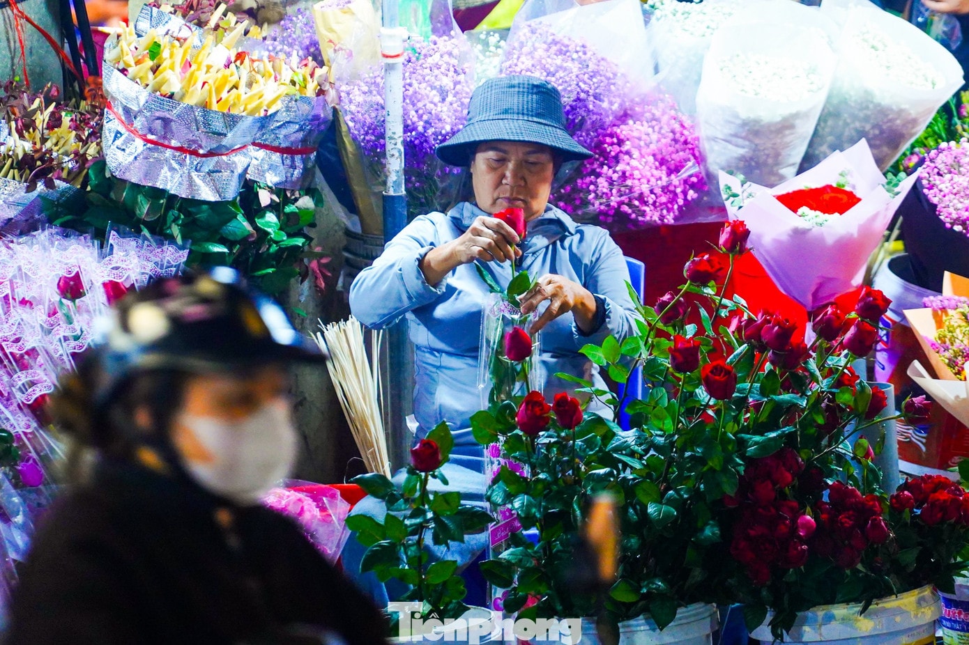 Cô Lê Thu, chủ một sạp hoa tại chợ hoa Quảng Bá cho biết, năm nay lượng khách đến chợ tăng rõ rệt. “Năm nay khách đông hơn, nhiều bạn trẻ đến chợ từ rất sớm để chọn hoa đẹp. Giá hoa hồng cũng tăng nhẹ so với năm ngoái do nhu cầu dịp 8/3 cao, nhưng nhìn chung sức mua vẫn khá tốt nên tiểu thương chúng tôi cũng phấn khởi”. tp-d52.jpg