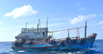 Bắt tàu cá chở hơn 50.000 lít dầu