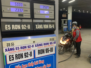 Giá xăng dầu tăng mạnh chiều 7/3, xăng RON95-III vượt 27.000 đồng/lít