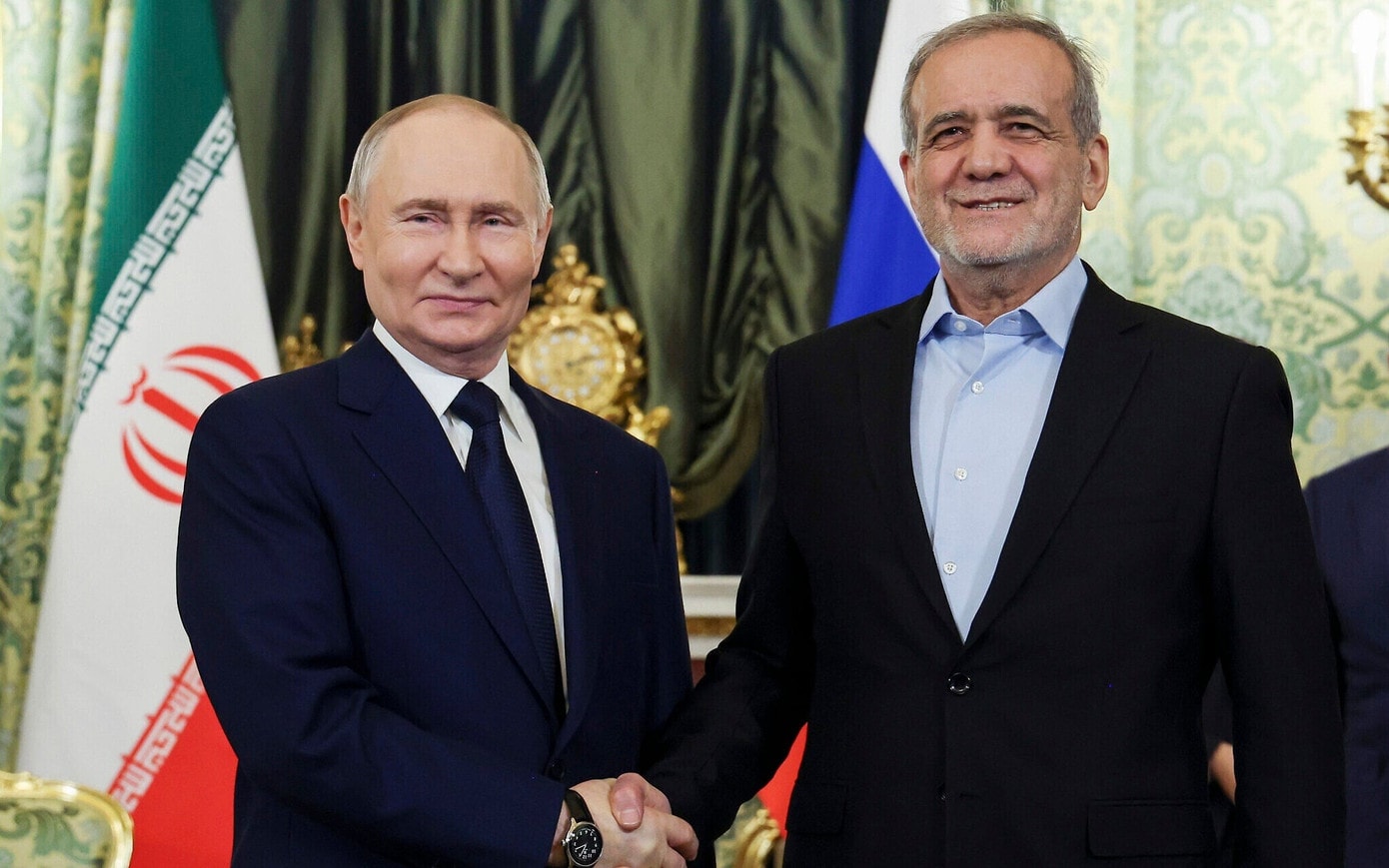 Tổng thống Nga Vladimir Putin và Tổng thống Iran Masoud Pezeshkian. (Ảnh: Điện Kremlin) ap25017416745360-e1737139498914.jpg
