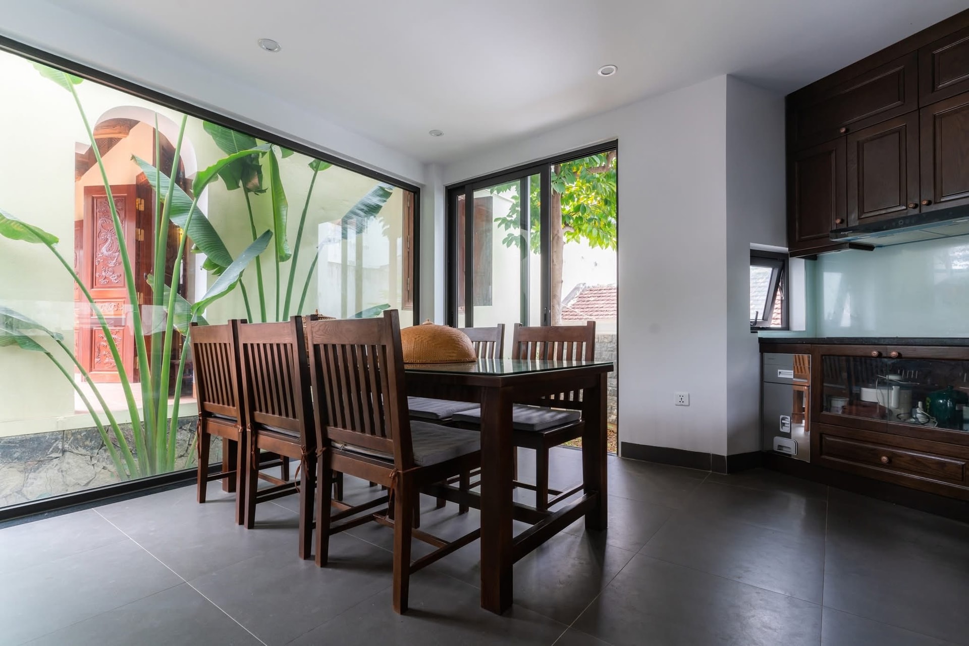 Cải tạo ngôi nhà cũ 105m2 thành tổ ấm ngập tràn ánh sáng bên nhà thờ họ- Ảnh 5. Cải tạo ngôi nhà cũ 105m2 thành tổ ấm ngập tràn ánh sáng bên nhà thờ họ- Ảnh 5.
