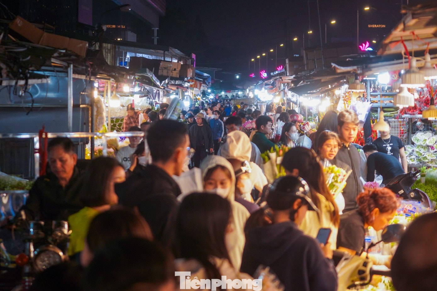 Nằm trên trục đường Âu Cơ (Tây Hồ), chợ hoa đêm Quảng Bá bắt đầu nhịp sống hối hả từ nửa đêm đến rạng sáng. Cận lễ 8/3, tp-d5.jpg