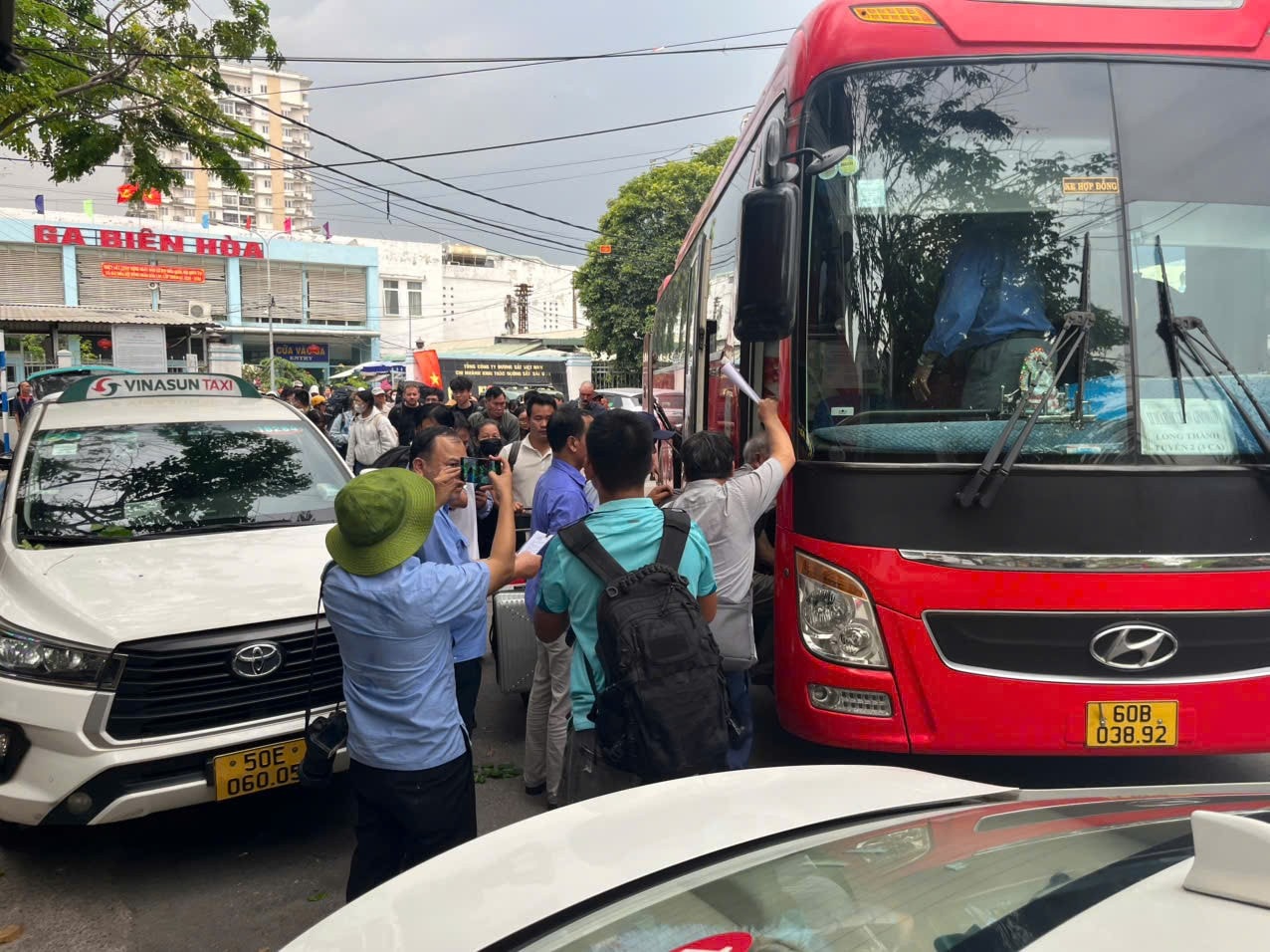 Hành khách đi tàu được trung chuyển tại ga Biên Hòa cau-genh.jpg