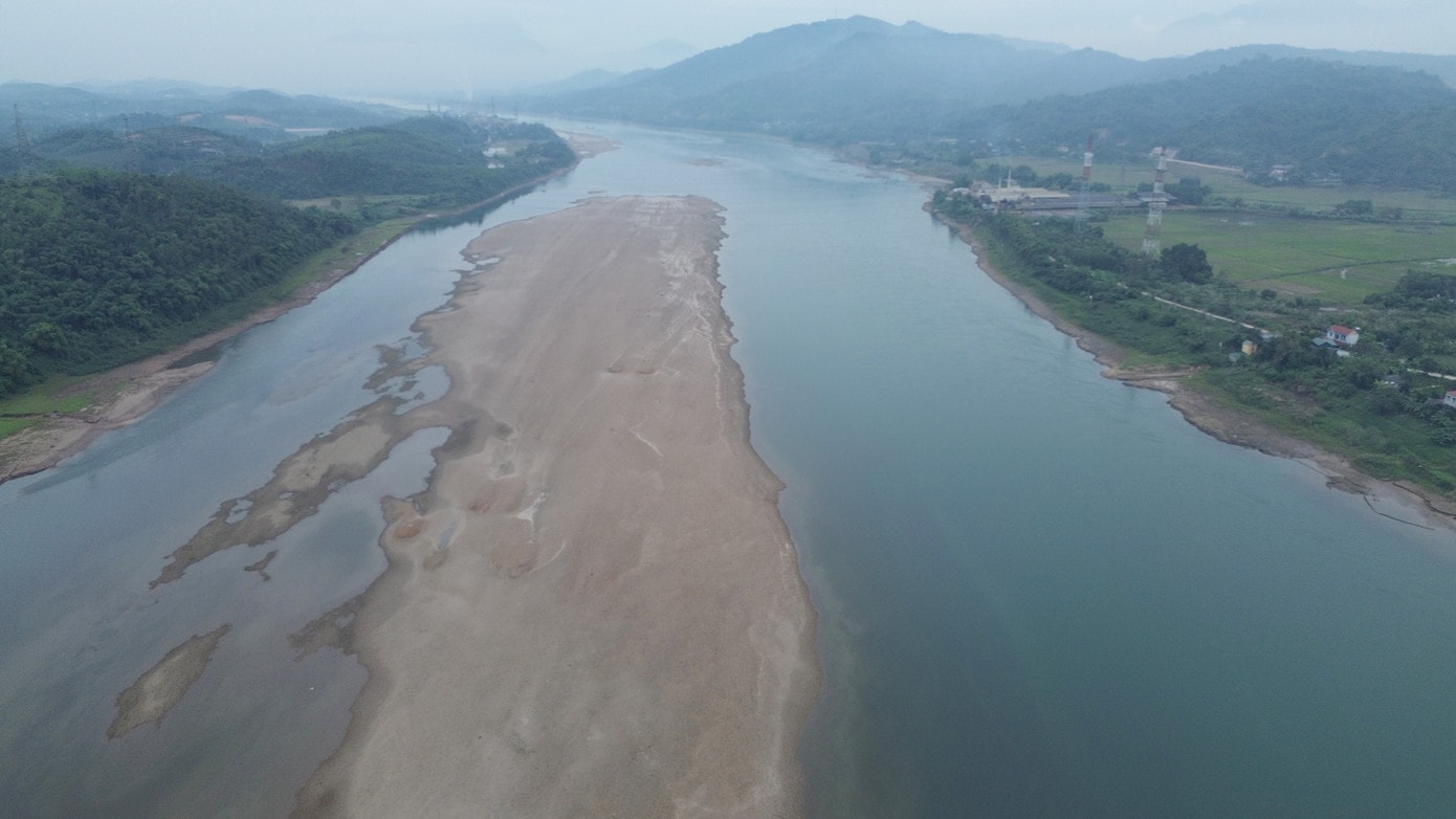Nước cạn những cồn cát giữ sông Đà nhô cao. a9.jpg