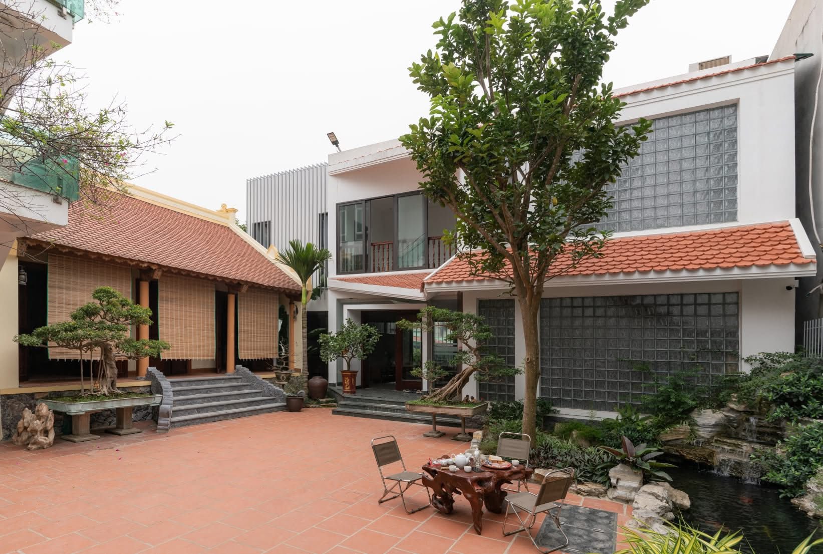 Cải tạo ngôi nhà cũ 105m2 thành tổ ấm ngập tràn ánh sáng bên nhà thờ họ- Ảnh 2. Cải tạo ngôi nhà cũ 105m2 thành tổ ấm ngập tràn ánh sáng bên nhà thờ họ- Ảnh 2.