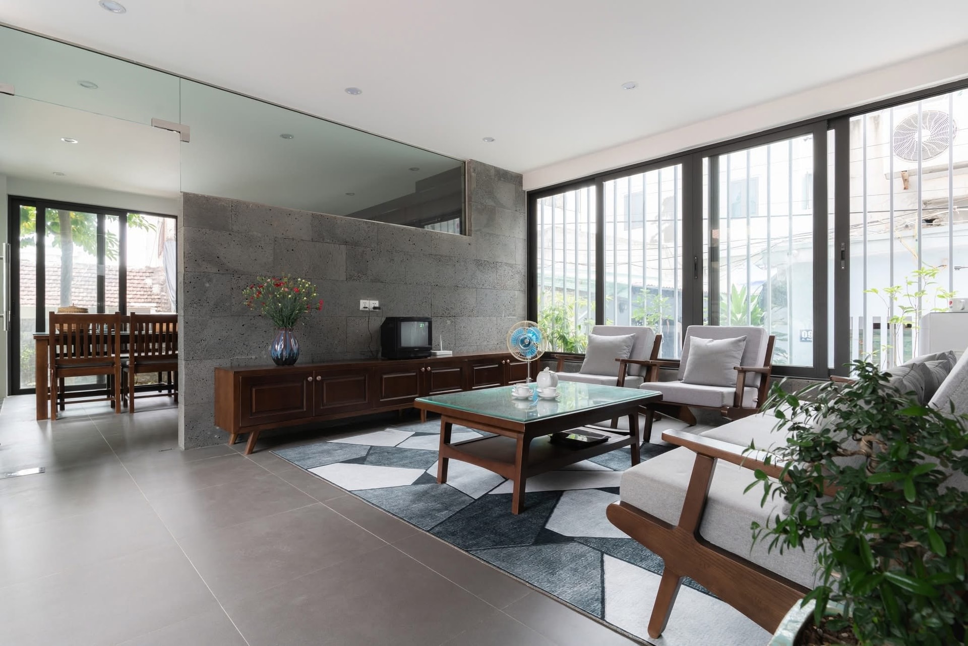 Cải tạo ngôi nhà cũ 105m2 thành tổ ấm ngập tràn ánh sáng bên nhà thờ họ- Ảnh 4. Cải tạo ngôi nhà cũ 105m2 thành tổ ấm ngập tràn ánh sáng bên nhà thờ họ- Ảnh 4.
