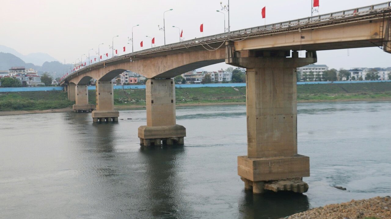 Nước sông Đà xuống thấp lộ mố trụ cầu Hòa Bình. a1.jpg