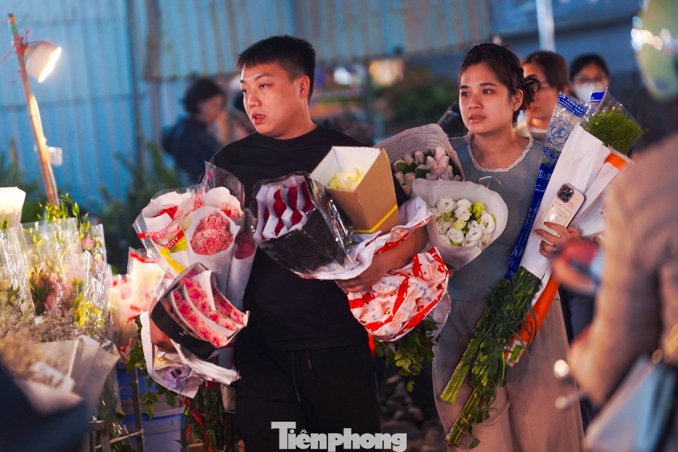 Không khí tấp nập tại chợ hoa đêm Quảng Bá rạng sáng 7/3. tp-d4.jpg