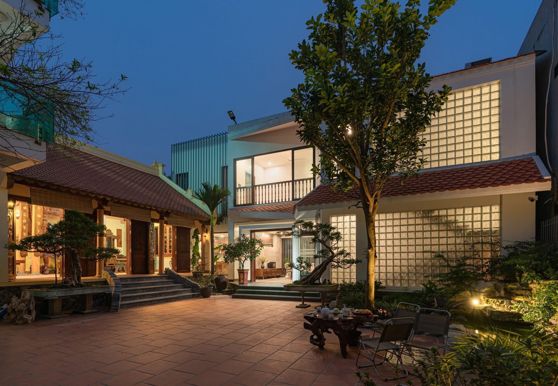 Cải tạo ngôi nhà cũ 105m2 thành tổ ấm ngập tràn ánh sáng bên nhà thờ họ- Ảnh 1. Cải tạo ngôi nhà cũ 105m2 thành tổ ấm ngập tràn ánh sáng bên nhà thờ họ- Ảnh 1.
