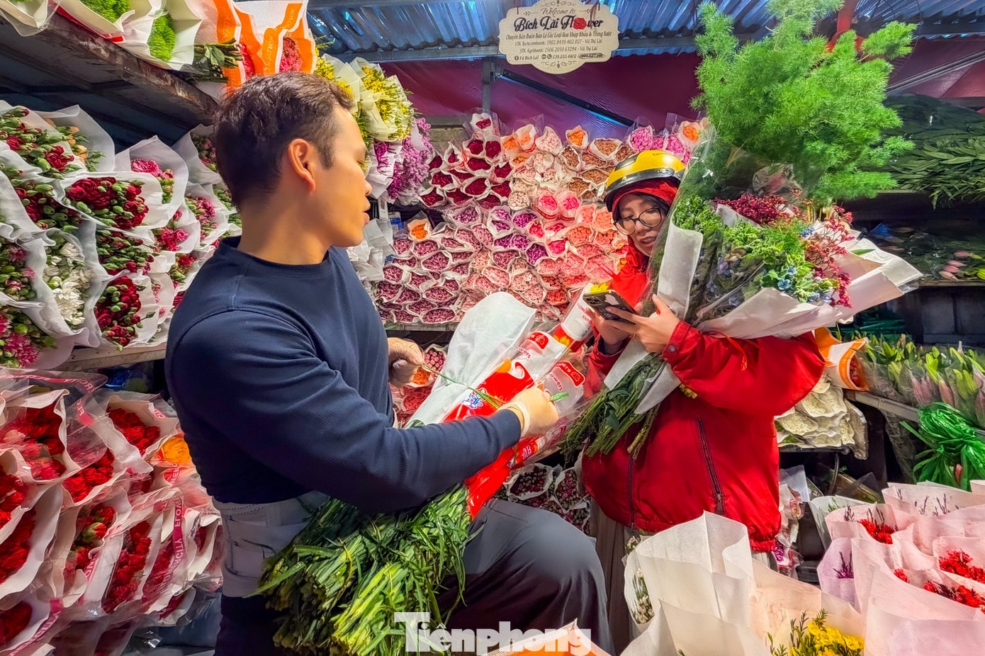 Chợ hoa đêm Quảng Bá thường bắt đầu họp từ khoảng 20h tối và kéo dài đến sáng sớm hôm sau. Đây là một trong những đầu mối cung cấp hoa tươi lớn của Hà Nội, đặc biệt nhộn nhịp vào các dịp lễ như 8/3, 20/10... tp-d34.jpg