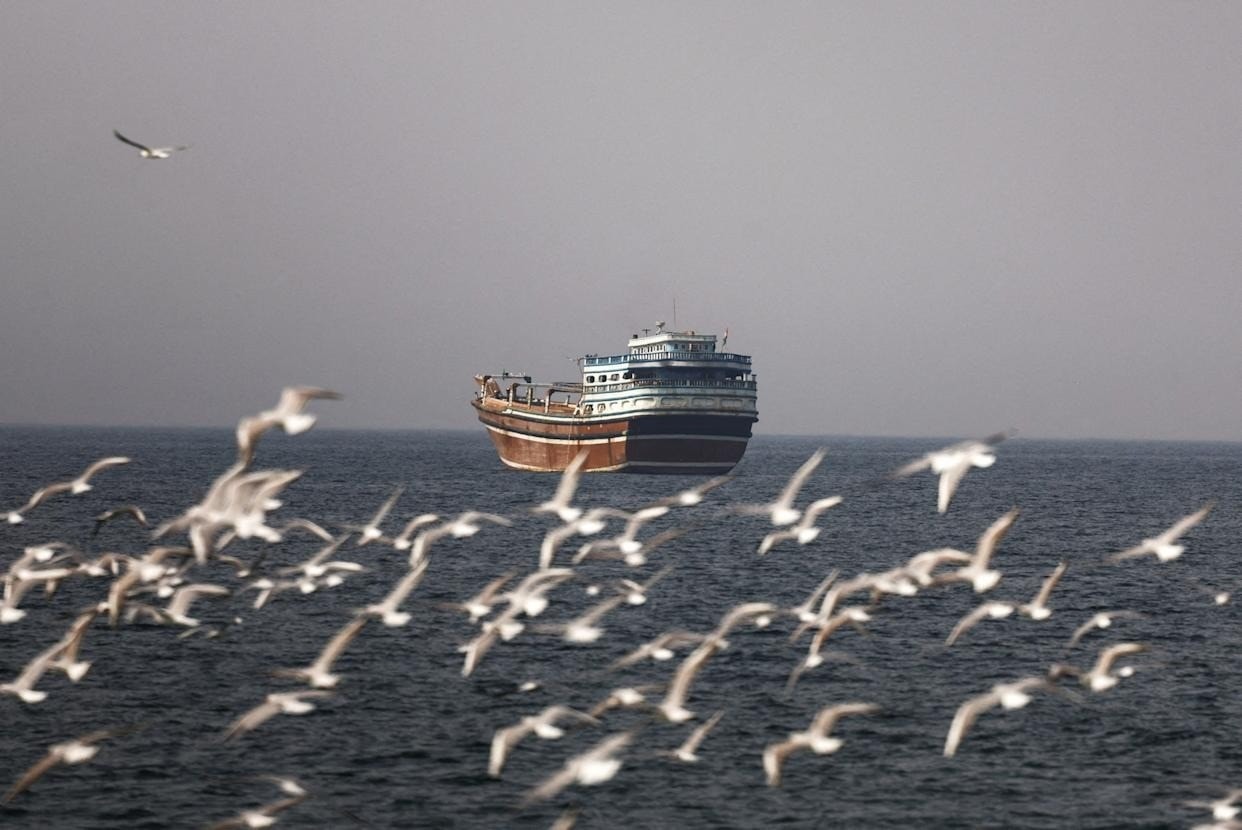 Một con tàu trên Eo biển Hormuz ngày 2/3. (Ảnh: Reuters) 68fe9a87205057fa49c2eb84eb656c4d.jpg