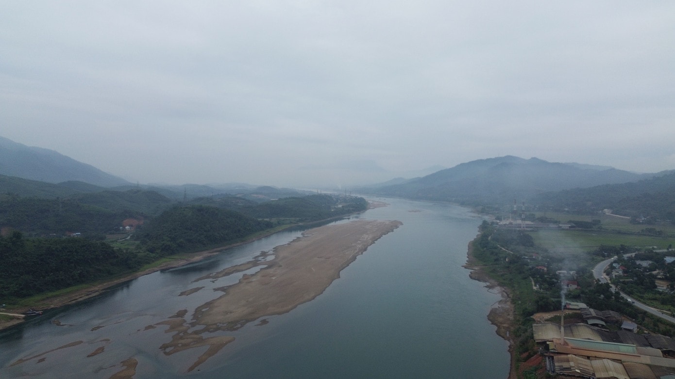 Nhiều đoạn sông người dân có cảm giác lội qua được. dji-0489.jpg