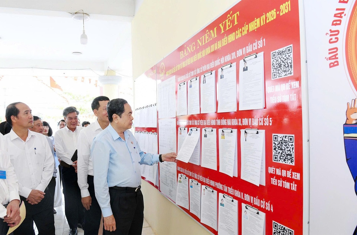 Chủ tịch Quốc hội Trần Thanh Mẫn kiểm tra công tác bầu cử tại tỉnh Đồng Nai. 63ctqh1.jpg
