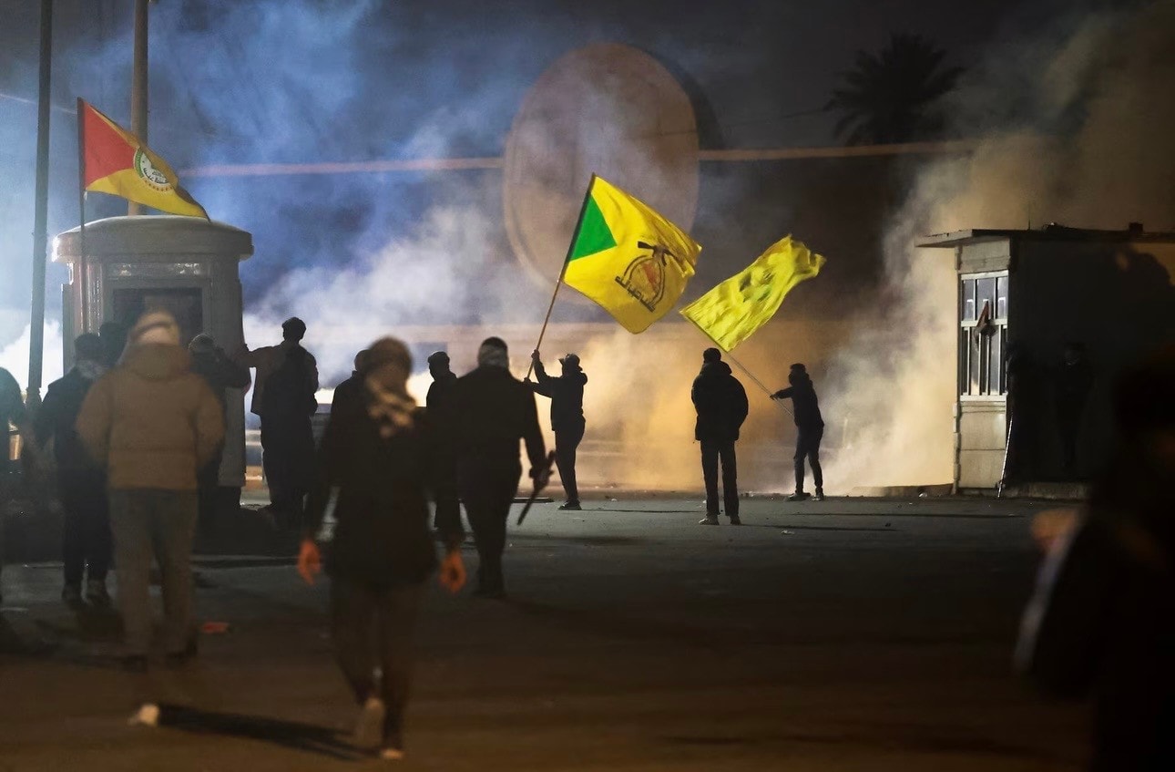 Người biểu tình tại Baghdad sau khi Mỹ và Israel tấn công Iran. (Ảnh: Reuters) img-0225.jpg