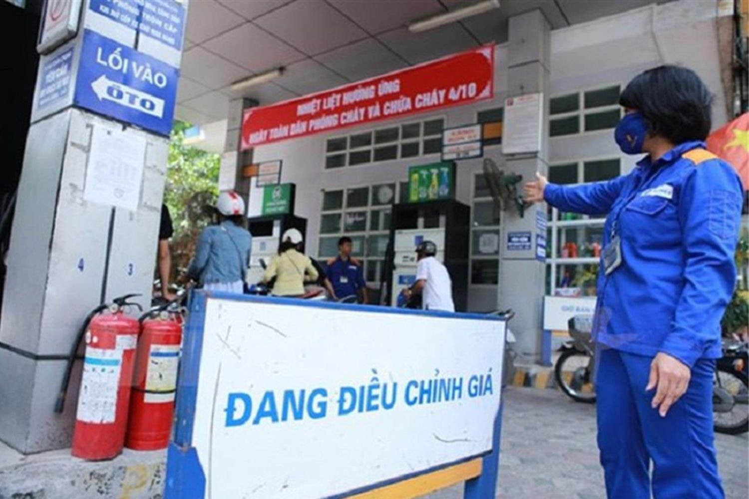 Người dân cần lưu ý điều hành giá xăng dầu mới nhất dịp Tết Dương lịch