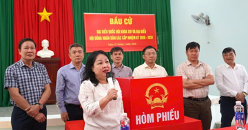 Chủ tịch Ủy ban bầu cử tỉnh Đắk Lắk kiểm tra điểm bỏ phiếu kiểu mẫu