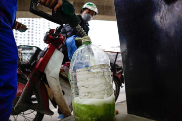 Xuất hiện tình trạng người dân Hà Nội mang cả thùng phuy đi mua xăng, phía cửa hàng lập tức từ chối và giải thích rõ ràng