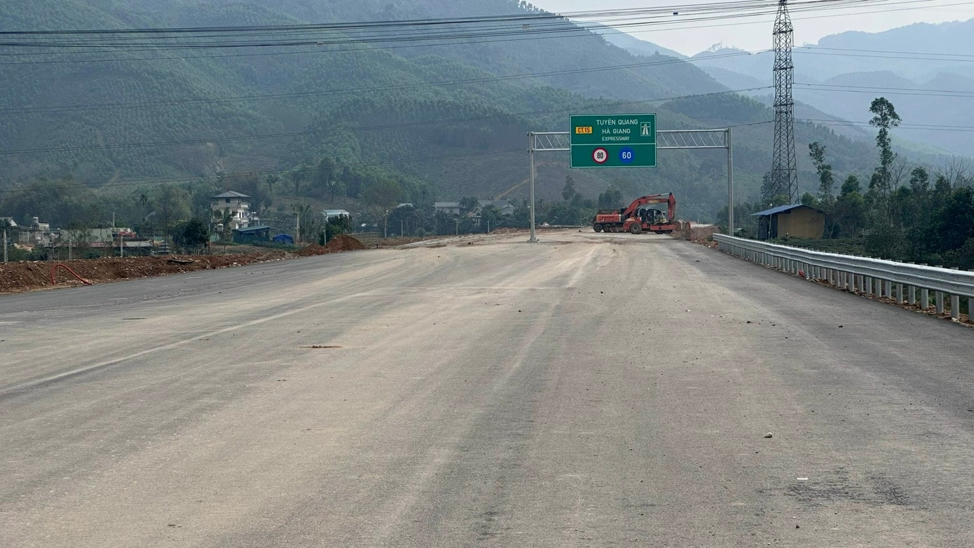 Cao tốc Tuyên Quang - Hà Giang đang gấp rút thi công để phấn đấu đến ngày 30/4 tới cơ bản hoàn thành toàn bộ đoạn gần 69 km. Ảnh: Báo Xây dựng. z7593776832843966b4964eb414b69b98cf50bfd3b99c5-17727971133121554248320.jpg