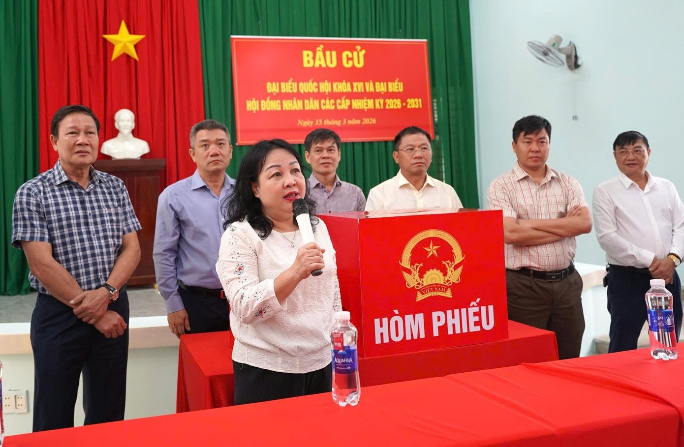 Bà Cao Thị Hòa An kiểm tra công tác chuẩn bị bầu cử tại khu vực bỏ phiếu số 38, phường Buôn Ma Thuột. z7599822756671-ffe3f66c2daa2e98499b367b59eac68e.jpg