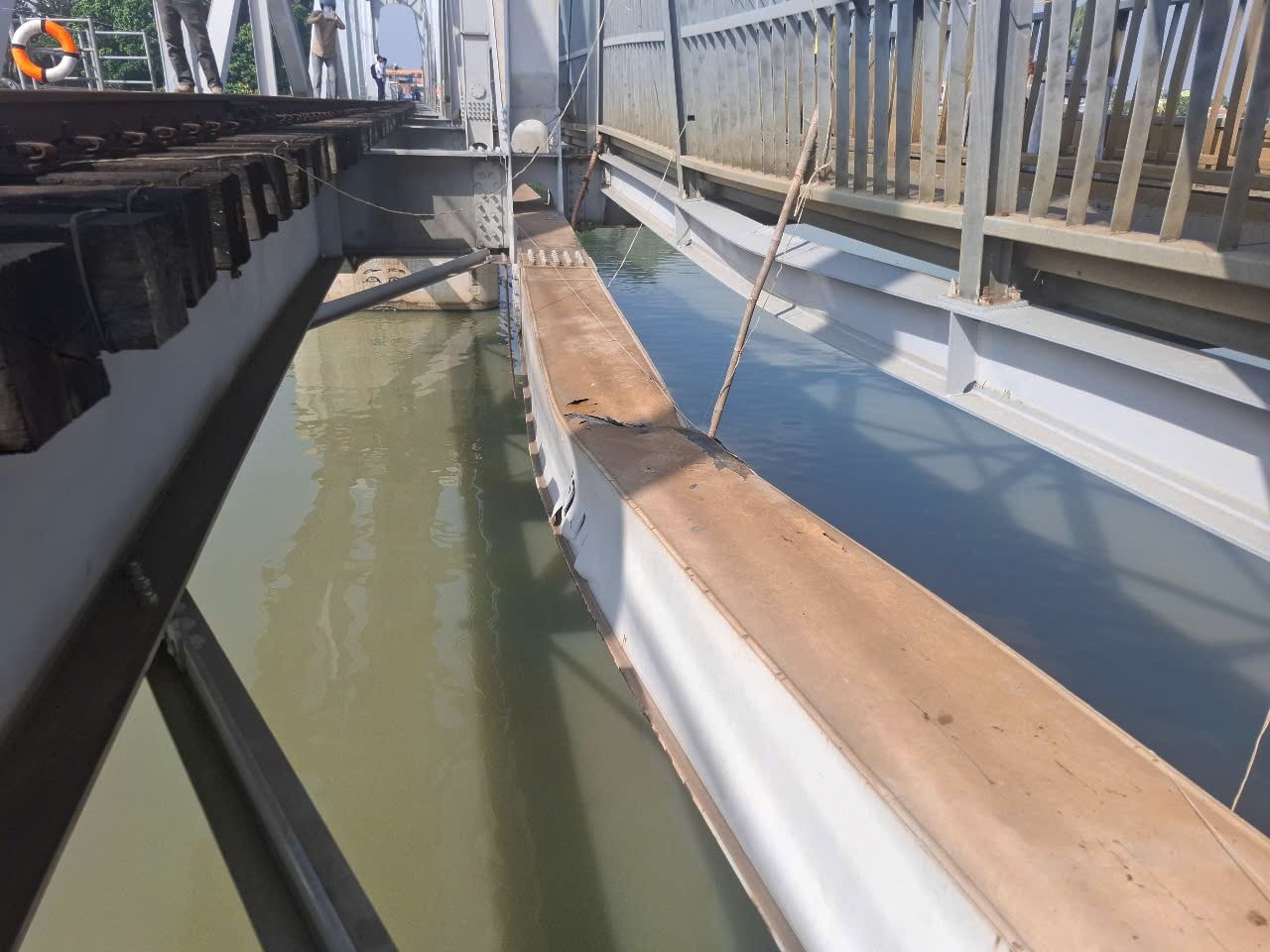 Nhịp N2 cầu Ghềnh bị cong vênh, hư hỏng nặng sau sự cố sà lan va chạm cau-ghenh-7.jpg