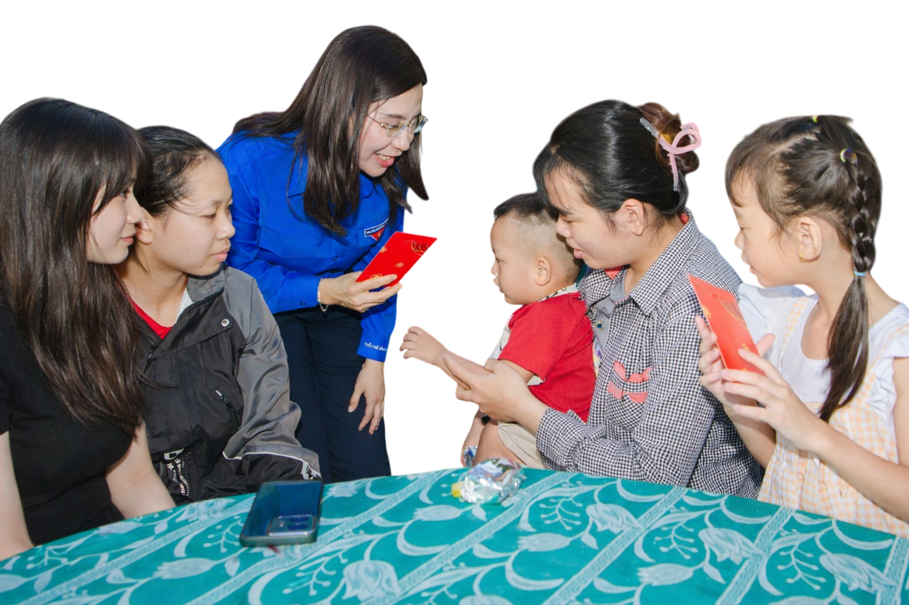 Bí thư Trung ương Đoàn Nguyễn Phạm Duy Trang thăm, chúc Tết công nhân khó khăn. (Ảnh: Nguyễn Dũng) chuc-tet-09-22-24-6-thg-3-2026.png