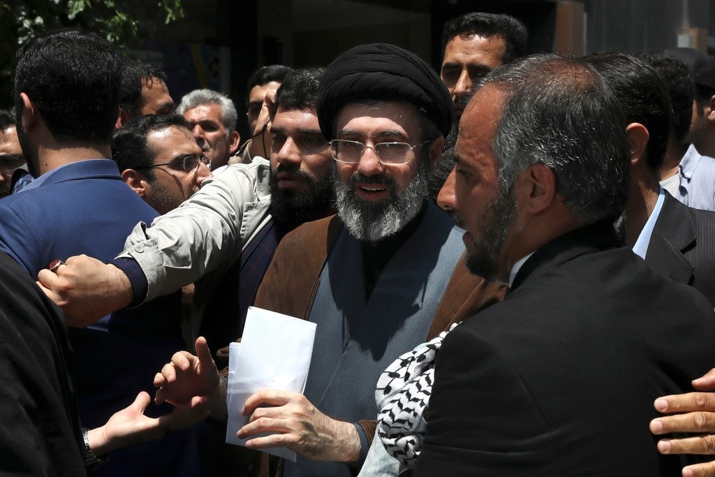 Ông Mojtaba Khamenei (giữa) khi dự cuộc mít tinh thường niên Ngày Quds tại Tehran, năm 2019. (Ảnh AP) ap26063304147652.jpg