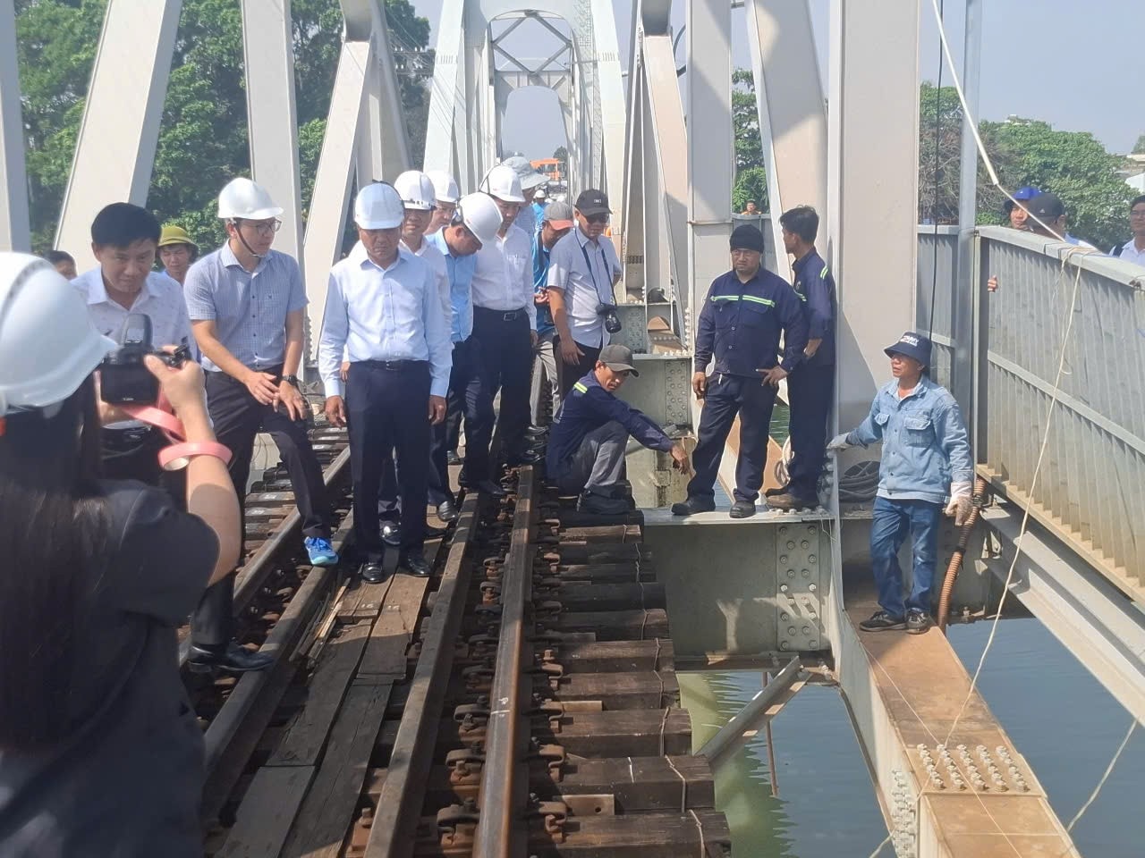 Đoàn công tác của Bộ Xây dựng kiểm tra hiện trạng hư hỏng cầu Ghềnh cau-ghenh-5.jpg