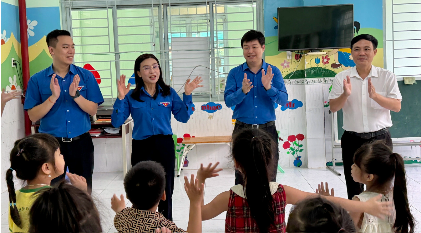 Chị Nguyễn Phạm Duy Trang ca hát cùng với các em thiếu nhi Trường mầm non Ngôi Sao Nhỏ. Ảnh: Đỗ Trường Chị Nguyễn Phạm Duy Trang ca hát cùng với các em thiếu nhi Trường mầm non Ngôi Sao Nhỏ. Ảnh: Đỗ Trường