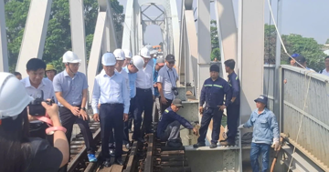 Gia cố tạm cầu Ghềnh, thông tuyến đường sắt Bắc Nam trước sáng 12/3