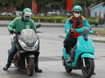 Hà Nội sắp cấm xe máy xăng: Grab khuyến khích dùng xe điện Trung Quốc, Xanh SM chi tiền để tài xế dùng hàng Việt Nam