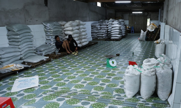 Khám xét 3 cơ sở, thu giữ hơn 500 bao tải lớn chứa khoảng 20 tấn hàng hóa, 3 xe ô tô tải