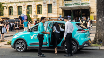 Người dân đổ xô dùng taxi điện VinFast khi giá xăng dầu tăng chóng mặt