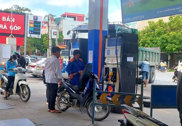 Nhập khẩu xăng dầu tăng 43%, giá trong nước biến động mạnh vì cú sốc dầu tháng 3
