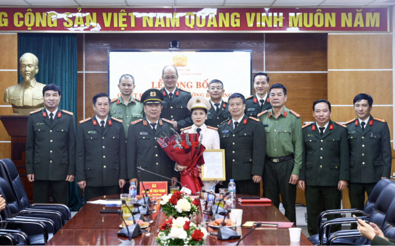Các đồng chí trong Đảng ủy, lãnh đạo Cục Truyền thông CAND tặng hoa chúc mừng Đại tá Nguyễn Thị Thu Hằng. anh-chup-man-hinh-2026-03-09-luc-174204.png