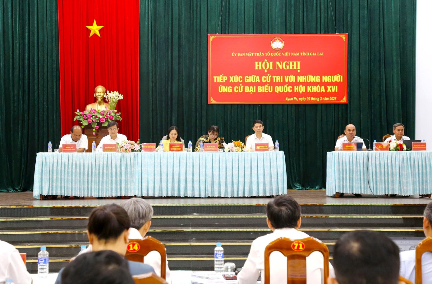 5 ứng cử đại biểu Quốc hội khóa XVI tại đơn vị bầu cử số 6 (bàn bên trái). tien-phong.jpg