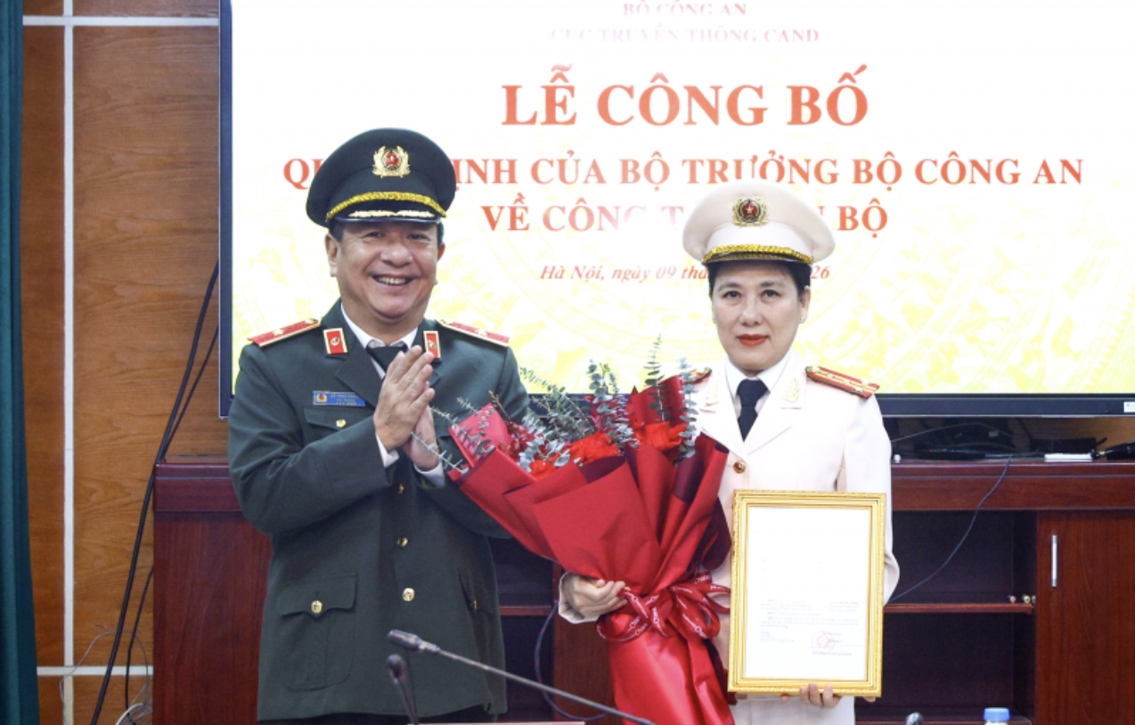 Thiếu tướng Đỗ Triệu Phong trao Quyết định và tặng hoa chúc mừng Đại tá Nguyễn Thị Thu Hằng. anh-chup-man-hinh-2026-03-09-luc-173936.png