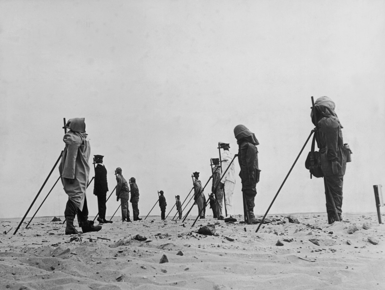 Tháng 12/1960, các hình nộm được dựng lên ở sa mạc Sahara, chờ đợi vụ nổ bom nguyên tử thứ ba trong cuộc thử nghiệm hạt nhân của Pháp. Ảnh: Keystone. hat-nhan-4.jpg