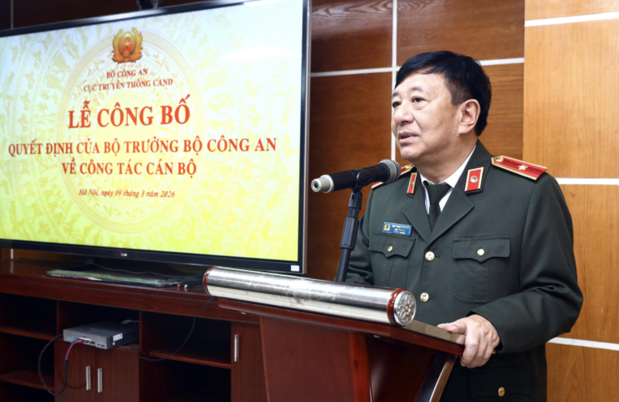 Thiếu tướng Đỗ Triệu Phong nhấn mạnh, trên cương vị mới, Đại tá Nguyễn Thị Thu Hằng không chỉ là người trực tiếp thực hiện nhiệm vụ mà còn phải đảm nhiệm vai trò chỉ đạo và tham mưu ở tầm lãnh đạo đơn vị. anh-chup-man-hinh-2026-03-09-luc-174021.png