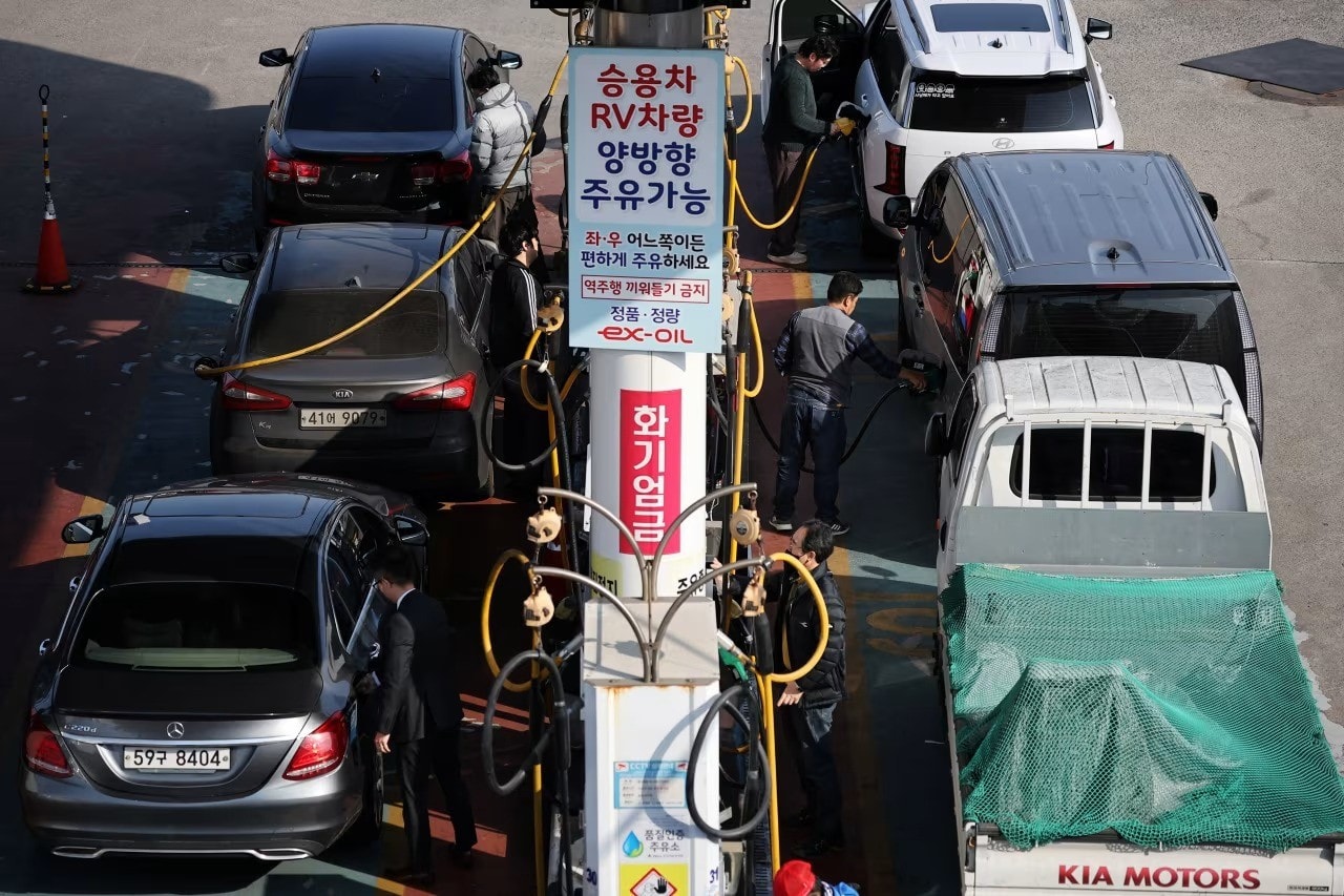 Người dân mua nhiên liệu tại Seoul (Hàn Quốc). (Ảnh: Reuters) 2026-03-04t072706z-814518854-rc2.jpg