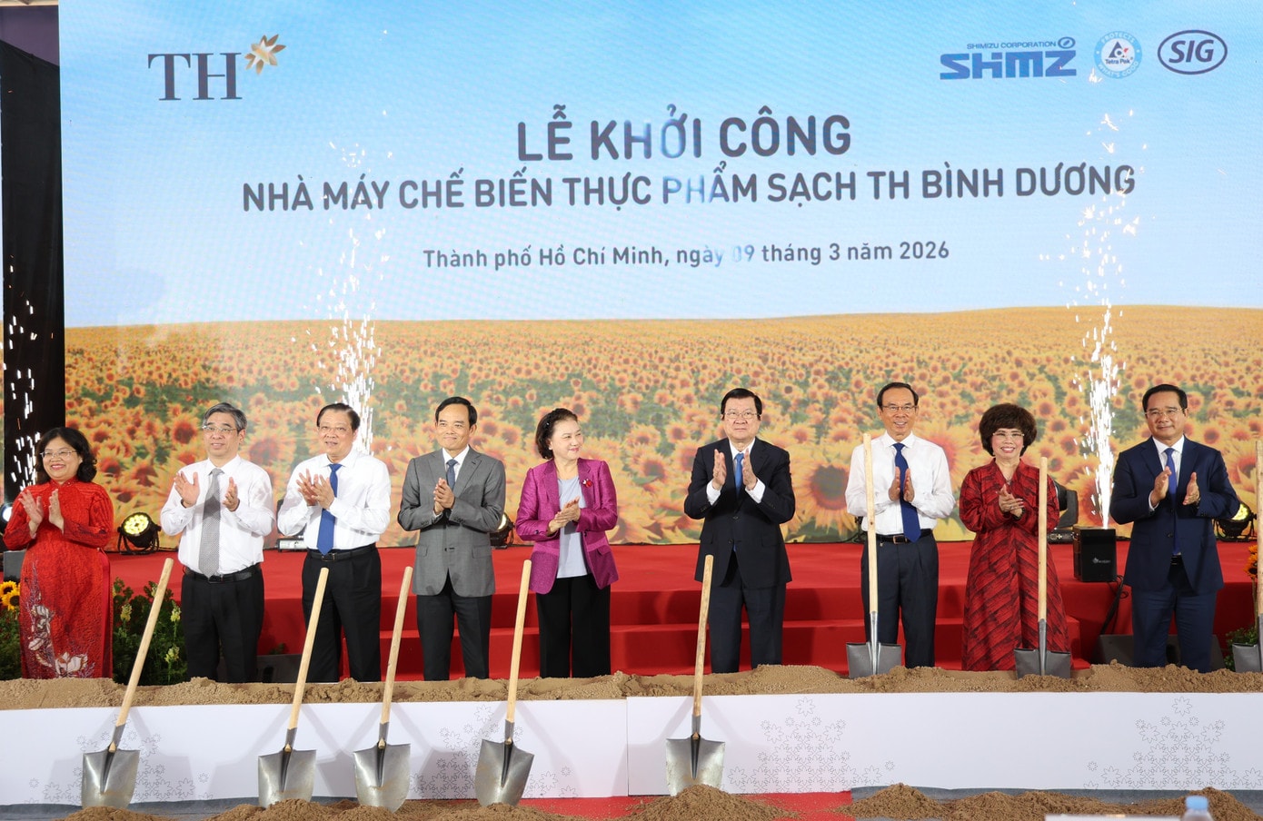 Đại biểu thực hiện nghi thức khởi công dự án. 2t8a1406.jpg
