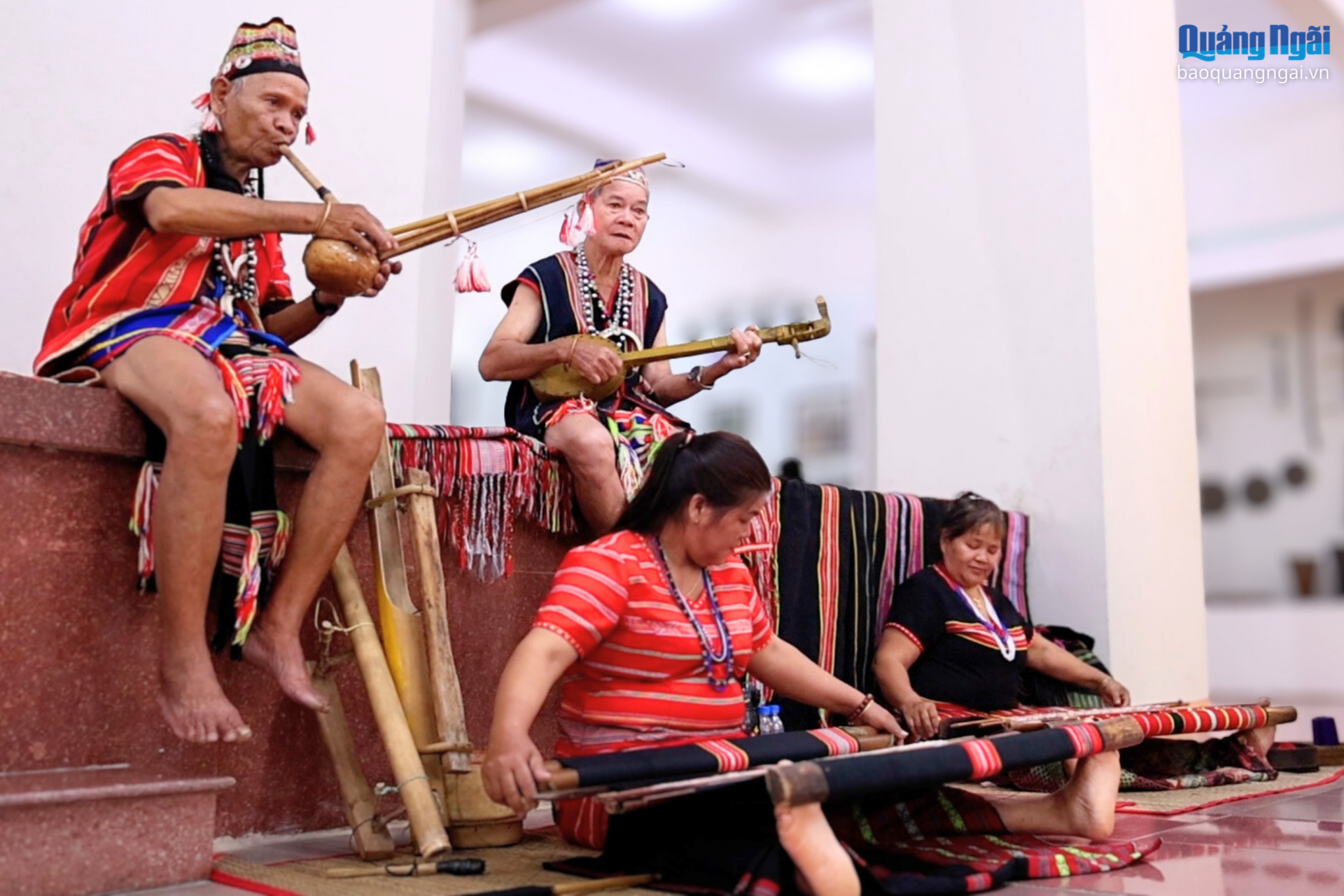 Đồng bào Gié - Triêng trong trang phục thổ cẩm truyền thống