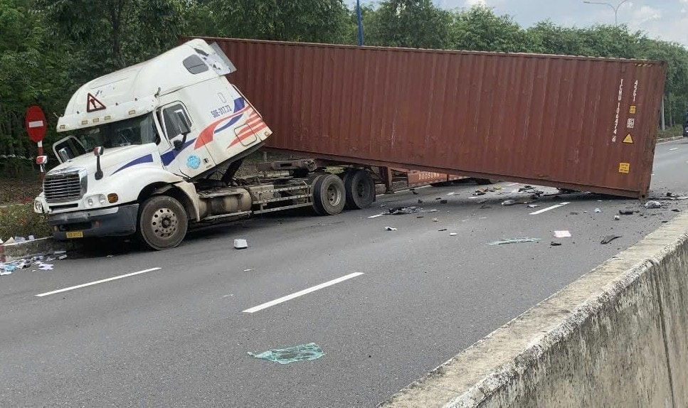 Thùng container chắn ngang giữa đường tn-1.jpg
