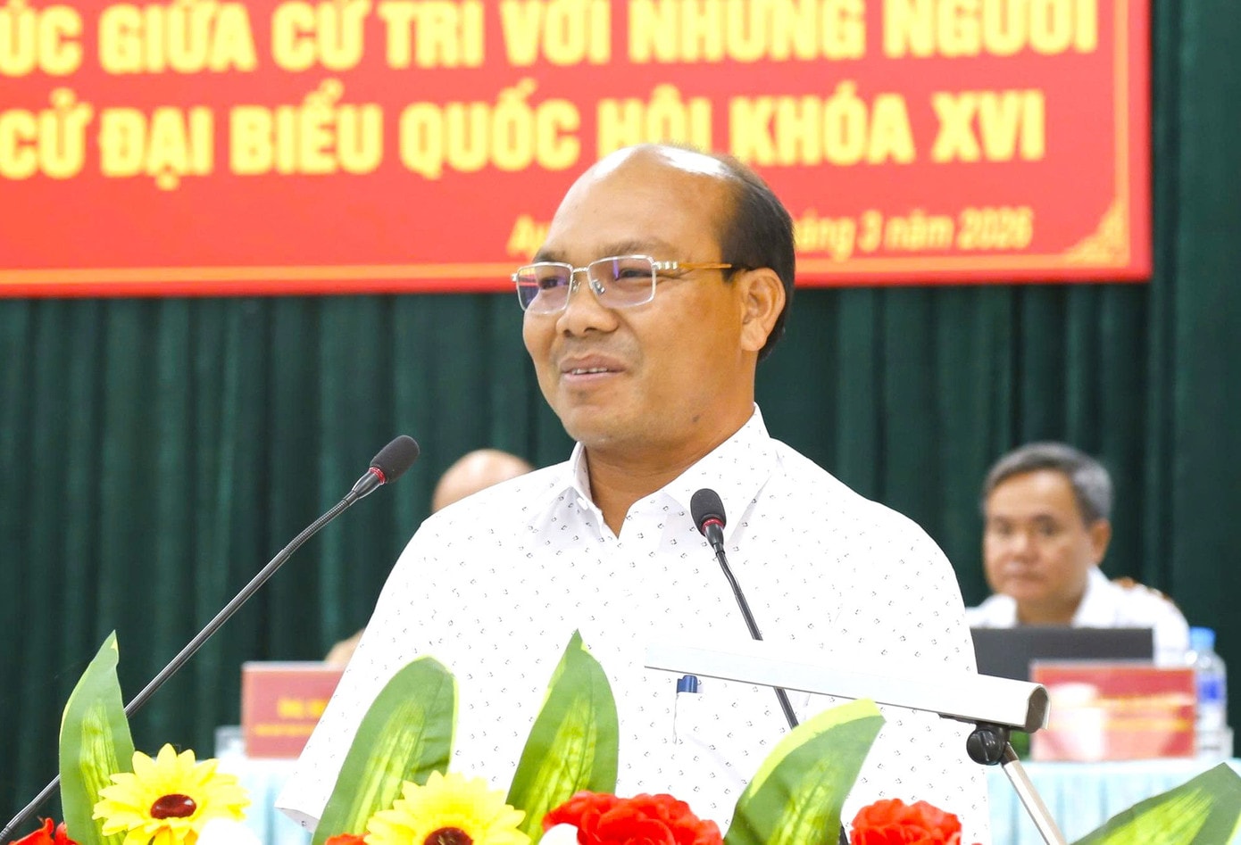 Ông Nay Chip báo cáo chương trình hành động nếu được trúng cử đại biểu Quốc hội khóa XVI trước các cử tri phường Ayunpa. 1.jpg