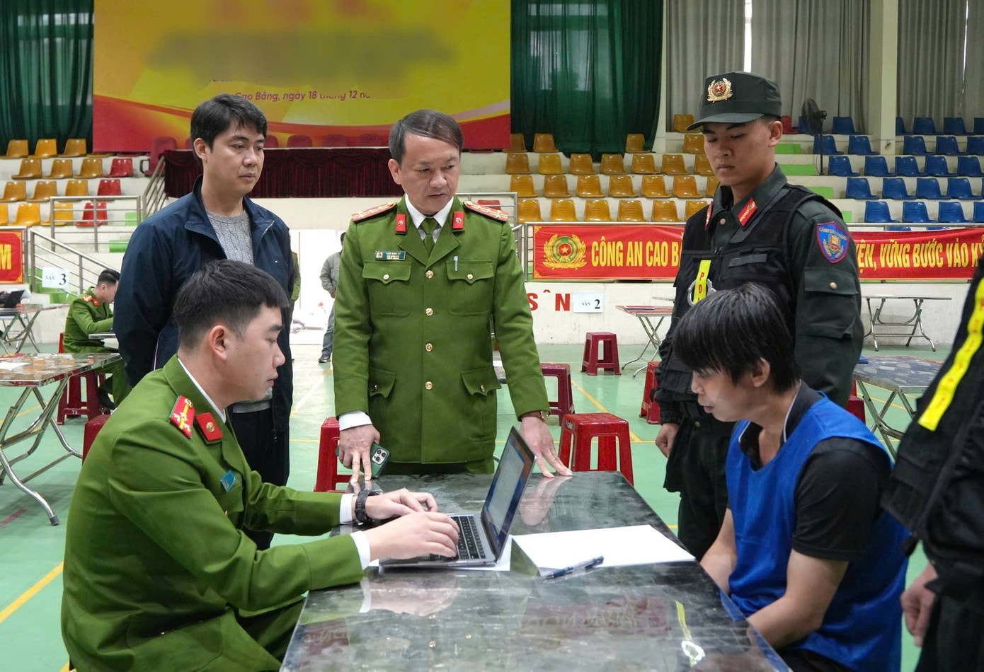 Đại tá Sầm Minh Hồ, Phó Giám đốc Công an tỉnh trực tiếp chỉ đạo công tác điều tra trong chuyên án lừa đảo xuyên quốc gia. ca.jpg