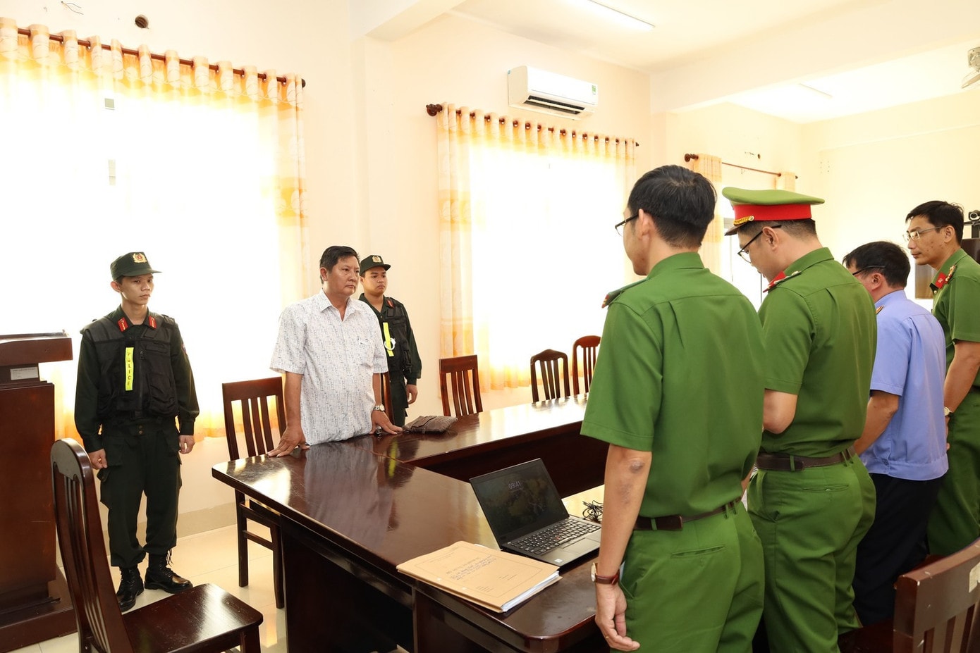 Cơ quan Cảnh sát điều tra Công an TP Cần Thơ khởi tố cán bộ Trạm Chăn nuôi và Thú y khu vực XIII mới đây do tiếp tay cho vi phạm, để lợn bệnh lọt cửa. Vụ thịt lợn dịch vào bếp ăn trường học: Trách nhiệm của lực lượng thú y ra sao? - Ảnh 2.