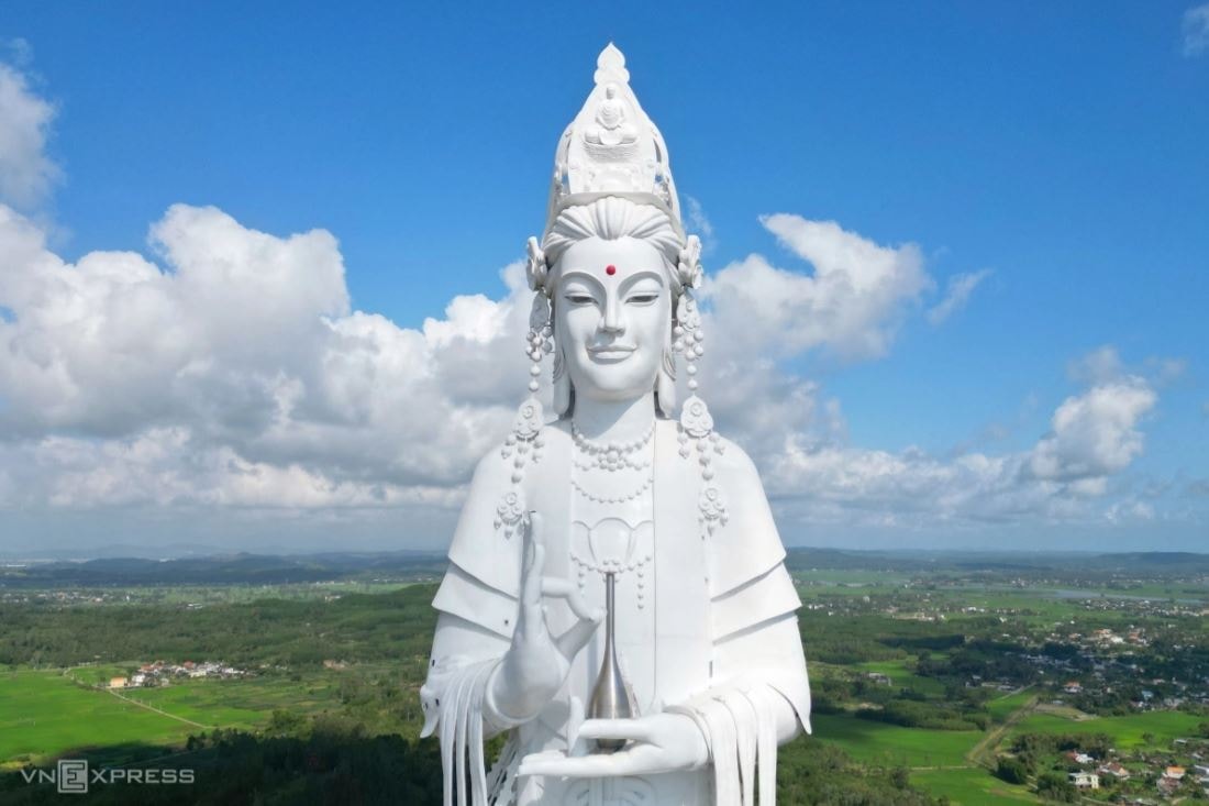 Việt Nam sở hữu công trình tâm linh đồ sộ, cao nhất Đông Nam Á: Tọa lạc trên đỉnh núi mang hình dáng 'tuấn mã vượt sông'- Ảnh 4. Việt Nam sở hữu công trình tâm linh đồ sộ, cao nhất Đông Nam Á: Tọa lạc trên đỉnh núi mang hình dáng 'tuấn mã vượt sông'- Ảnh 4.